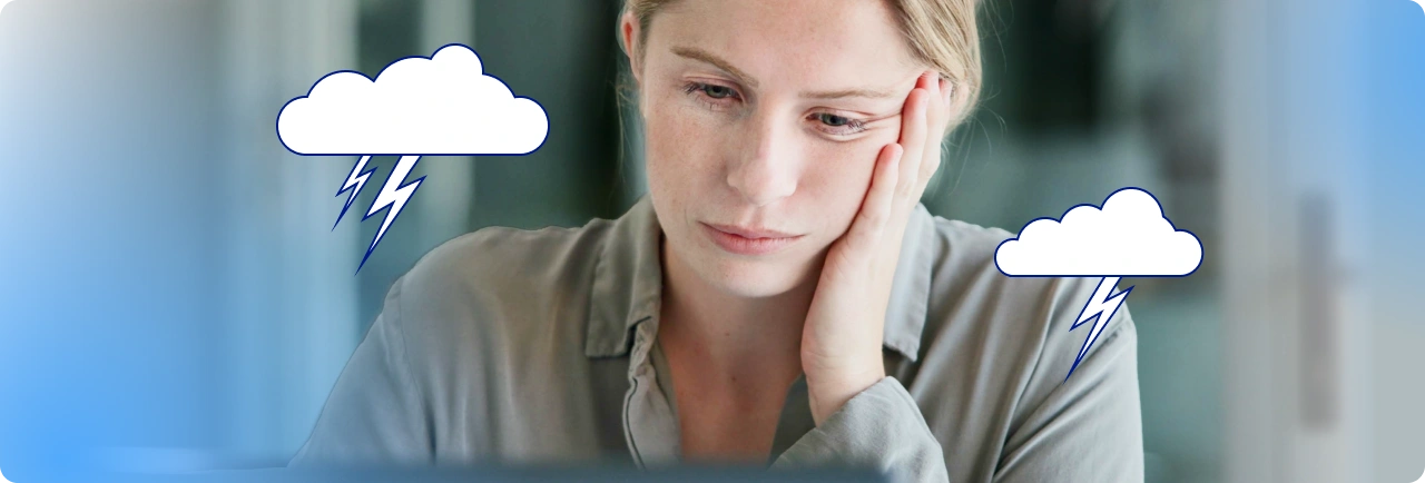 Уставшая женщина с изображением грозовой тучи — иллюстрация воздействия стресса на тело и разум. Поддержка Магне Б6.